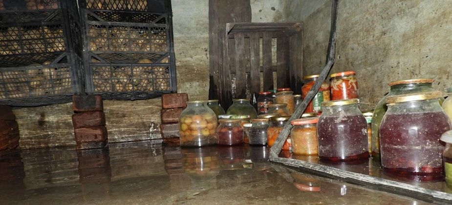 Частные дома уже четвертый месяц топит водопроводной водой. Утечка — на территории КМТ