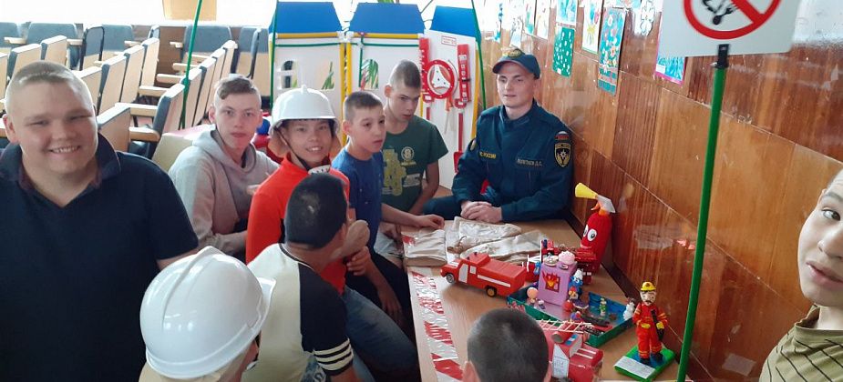 Пожарные навестили особенных детей и передали им поделки для уголка безопасности