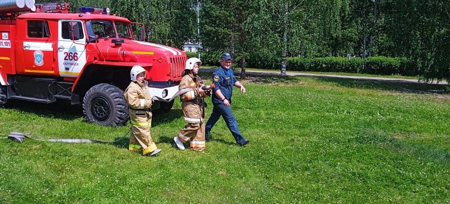 Отдыхающим в «Светлячке» детям дали примерить пожарную боевку и показали им работу лафетного ствола