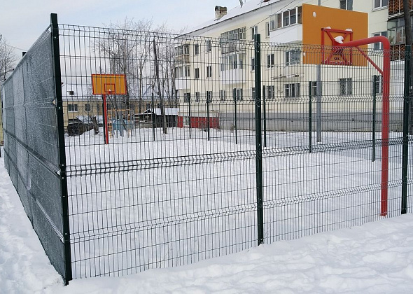 Работники УКХ починили ограждения на детской площадке