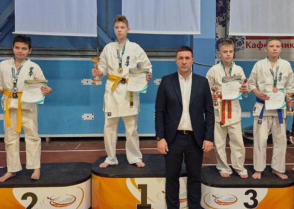 Карпинские каратисты привезли «золото» и «серебро» с областного Чемпионата