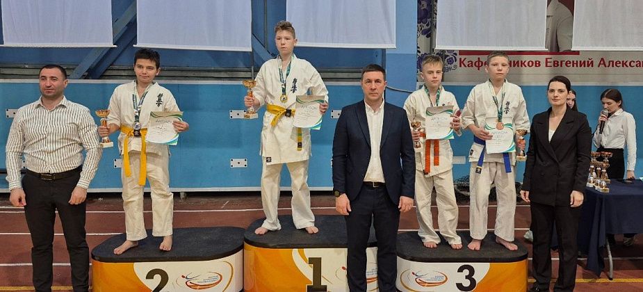 Карпинские каратисты привезли «золото» и «серебро» с областного Чемпионата