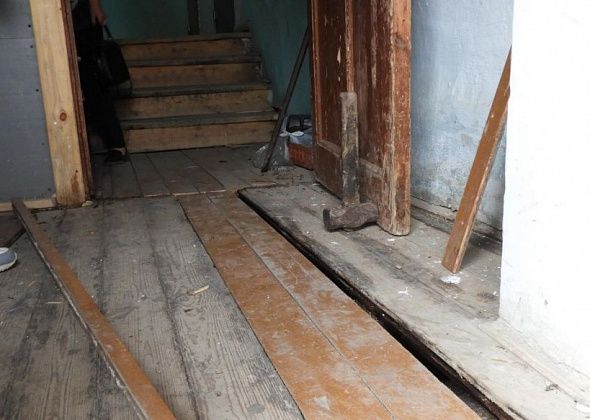 Жители многоквартирного дома сами починили прогнивший пол. В УК заверили, что к ним никто не обращался