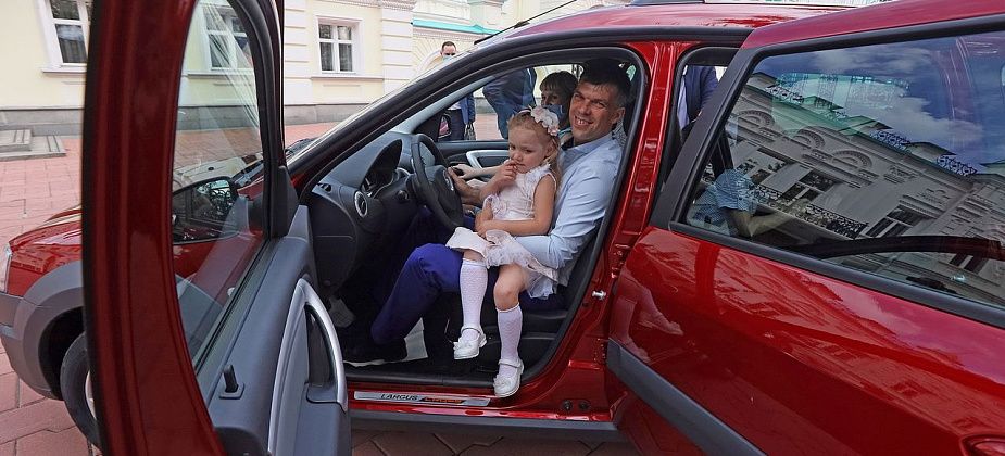 Губернатор Евгений Куйвашев вручил многодетной семье из Волчанска автомобиль 
