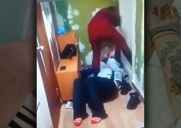 В Карпинске женщину избили, вытащили за волосы из квартиры и сняли все это на видео
