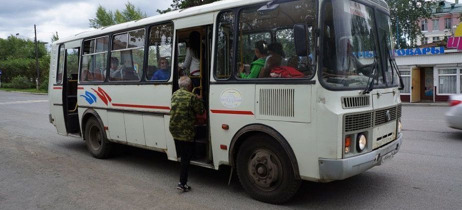Карпинские власти приобрели для города новый автобус