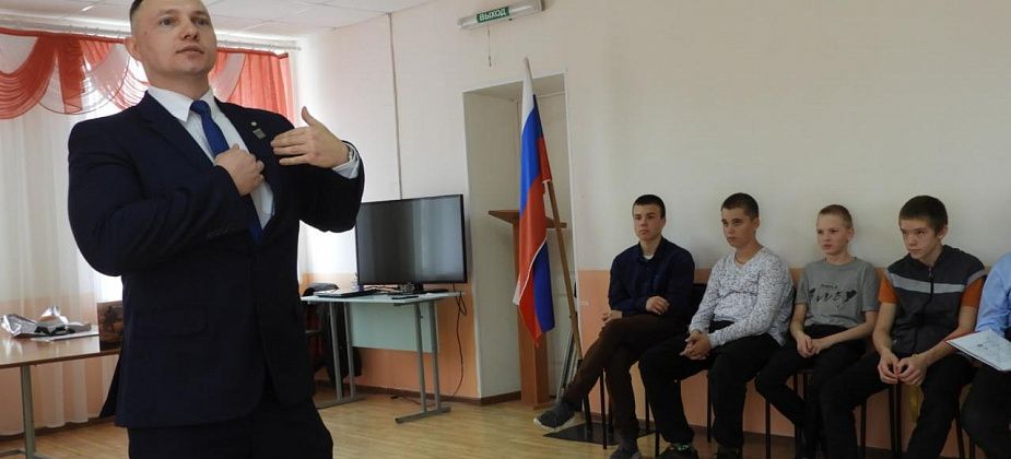 Карпинский поэт-бодибилдер прочитал школьникам свои стихи и посоветовал вести здоровый образ жизни