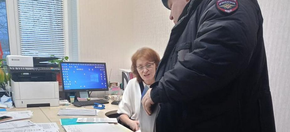 Участковые рассказывают сотрудникам управляющих компаний об уловках мошенников