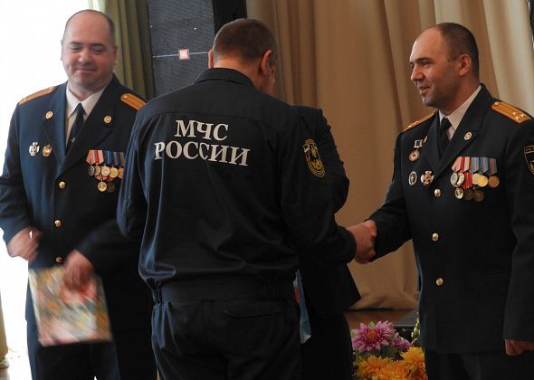 Карпинских и волчанских пожарных наградили медалями в честь юбилея службы