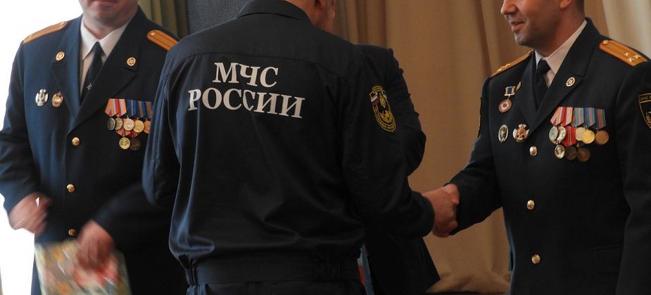 Карпинских и волчанских пожарных наградили медалями в честь юбилея службы