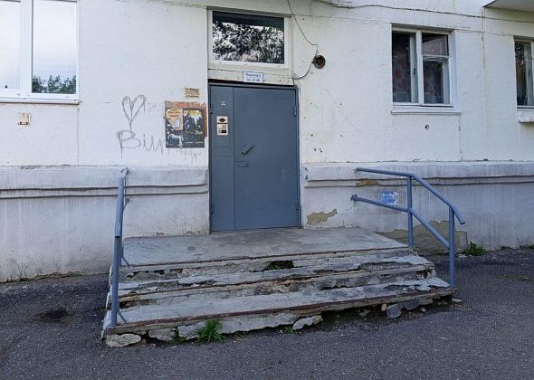 Карпинцы жалуются на разрушенное крыльцо подъезда пятиэтажки по улице Мира