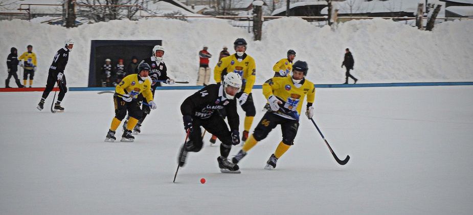 Вот это встреча. В Карпинске столкнулись две сильнейшие команды областного чемпионата по хоккею с мячом