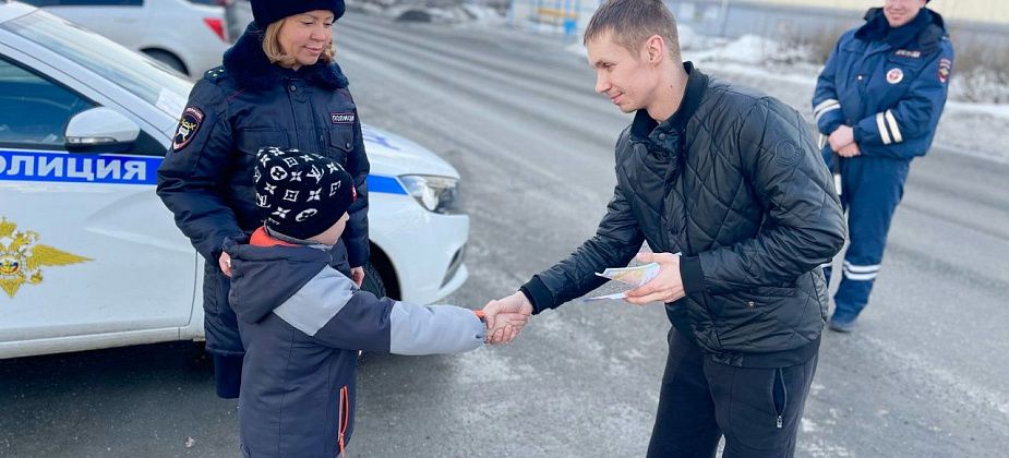 Дети напомнили карпинским водителям, как нужно правильно перевозить юных пассажиров