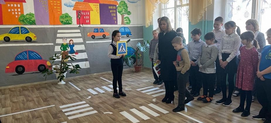 Сотрудники ГИБДД напомнили детям правила дорожного движения