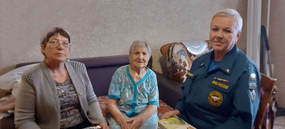 «Ей очень приятно, что она не забыта». Карпинские пожарные навестили ветерана Пожарной охраны