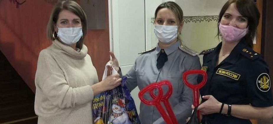 Сотрудники ИК-3 передали воспитанникам карпинского ребцентра детские вещи и игрушки