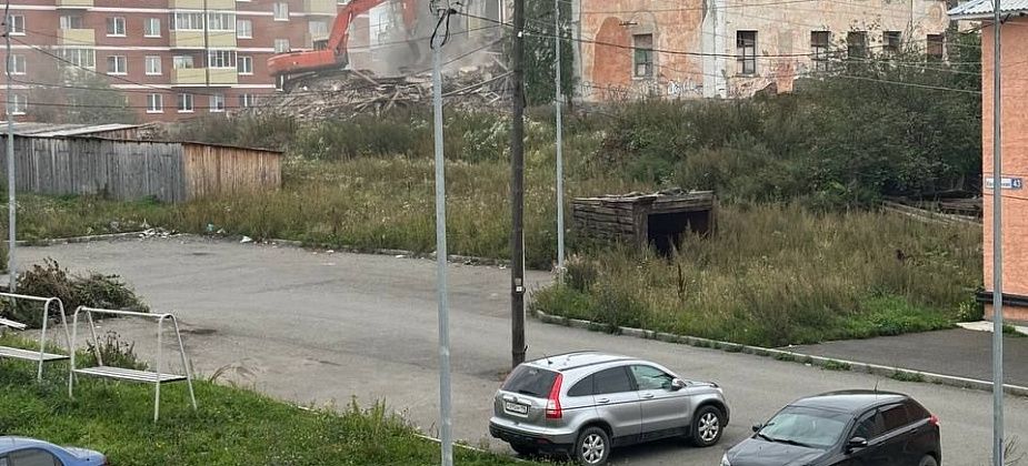 В Карпинске под снос пошло здание филиала Уральского колледжа