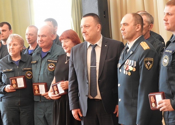 Карпинских и волчанских пожарных наградили медалями в честь юбилея службы