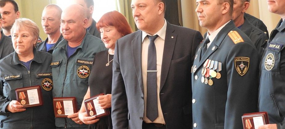 Карпинских и волчанских пожарных наградили медалями в честь юбилея службы