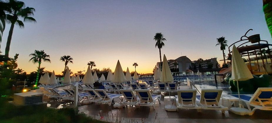 Специалисты Роспотребнадзора консультируют свердловчан, собравшихся в путешествие