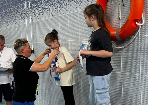 Карпинские школьники и студенты выяснили, кто быстрее плавает