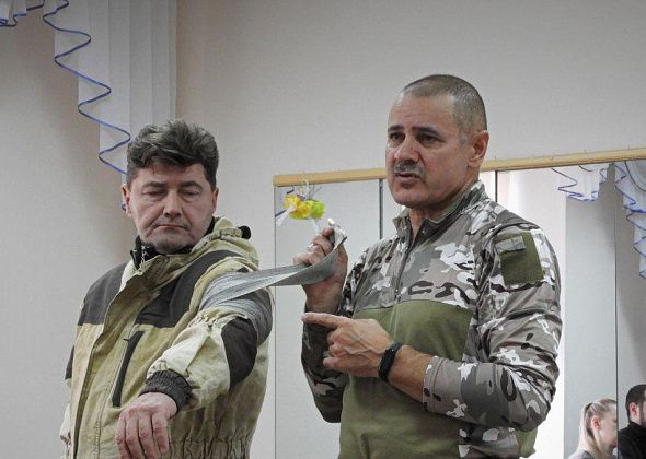 В Карпинске прошли первые занятия по тактической медицине для взрослых. Скоро зачет
