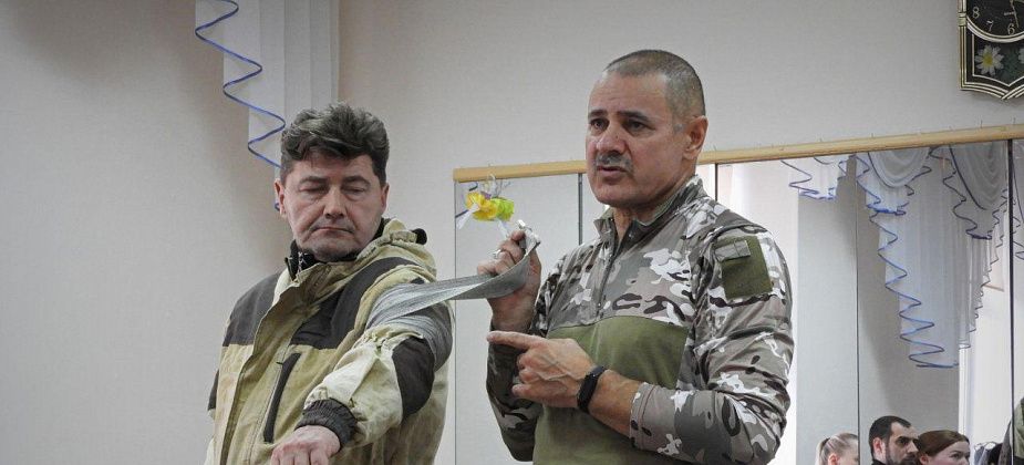 В Карпинске прошли первые занятия по тактической медицине для взрослых. Скоро зачет