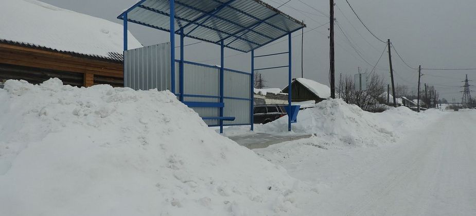 Николай Индиков обратил внимание чиновников на нечищеные подходы к автобусным остановкам