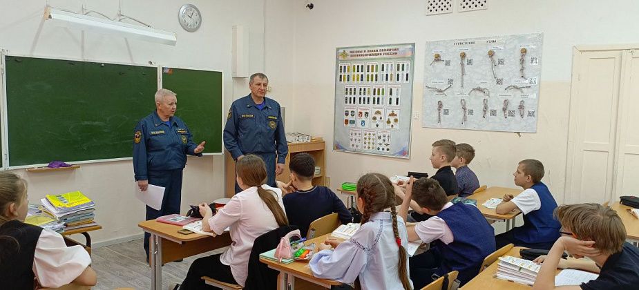 Карпинские пожарные анонсировали свой поход по школам в первые дни учебного года
