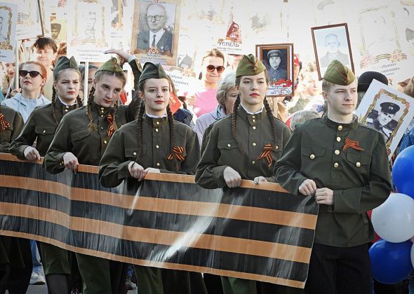 Массовое шествие и митинг на площади Славы: как в Карпинске прошла торжественная часть Дня Победы