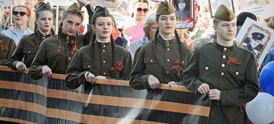 Массовое шествие и митинг на площади Славы: как в Карпинске прошла торжественная часть Дня Победы