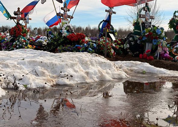 «К могилам невозможно подойти»: на новом городском кладбище заливает захоронения участников СВО