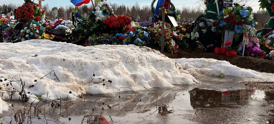 «К могилам невозможно подойти»: на новом городском кладбище заливает захоронения участников СВО