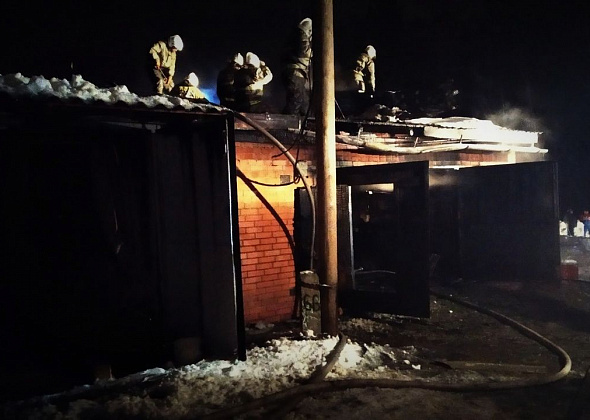 В Карпинске горели десять гаражей. На месте работали пожарные из трех городов