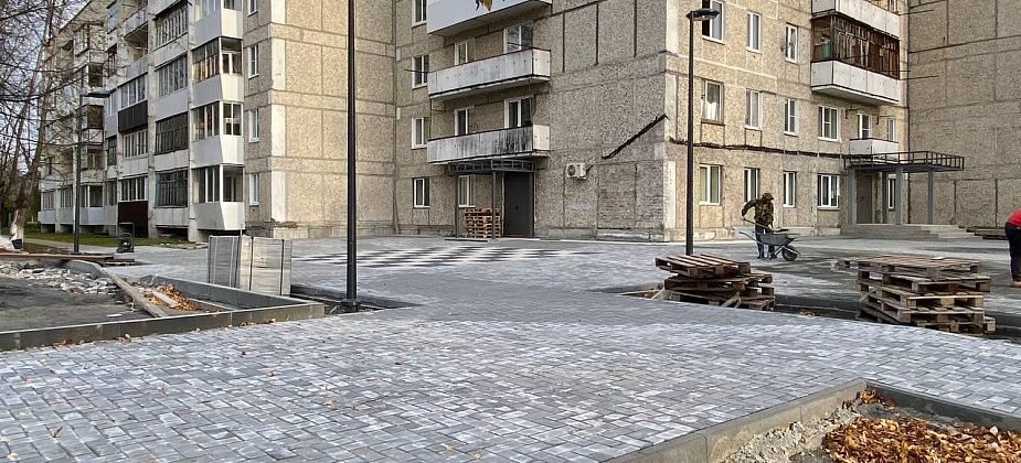 Зона отдыха и шахматные фигуры с подсветкой: у клуба “Горняк” идут работы по благоустройству 