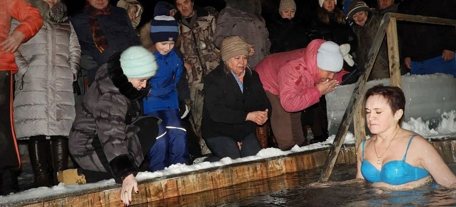 В Карпинске крещенские купания посетили более 500 горожан