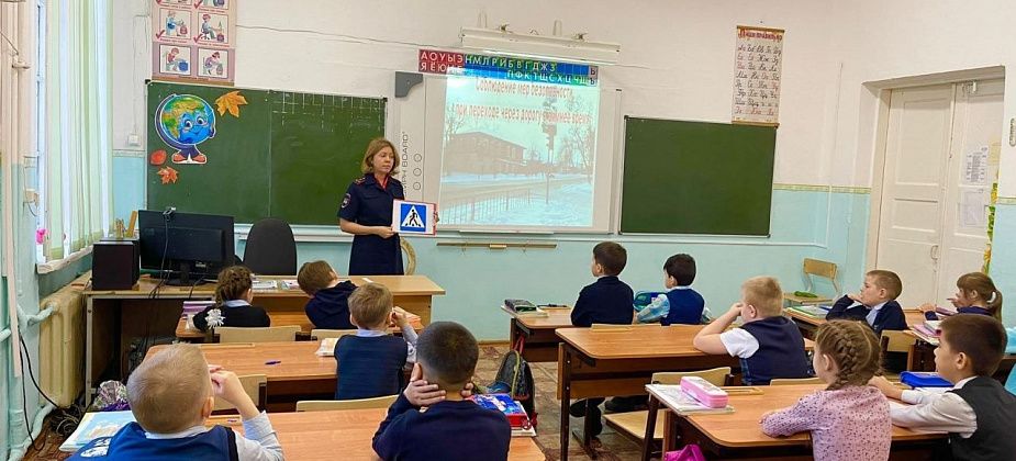 Сотрудники ГИБДД объяснили первоклассникам правила дорожного движения  