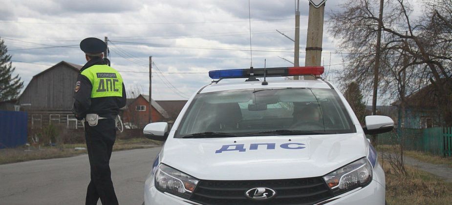 Сотрудники ГАИ ищут нарушителей на пешеходных переходах