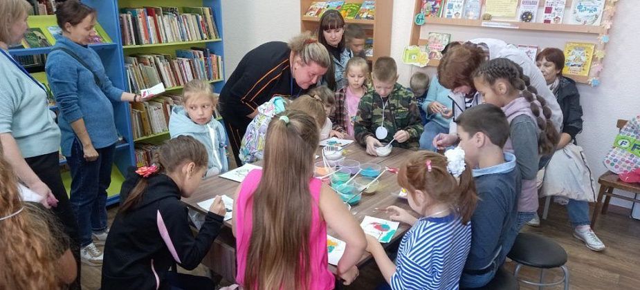 В карпинской библиотеке мерились школьными знаниями и рисовали на лицах