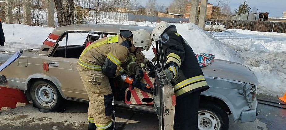 Карпинские пожарные соревновались в оперативности извлечения пострадавшего из авто