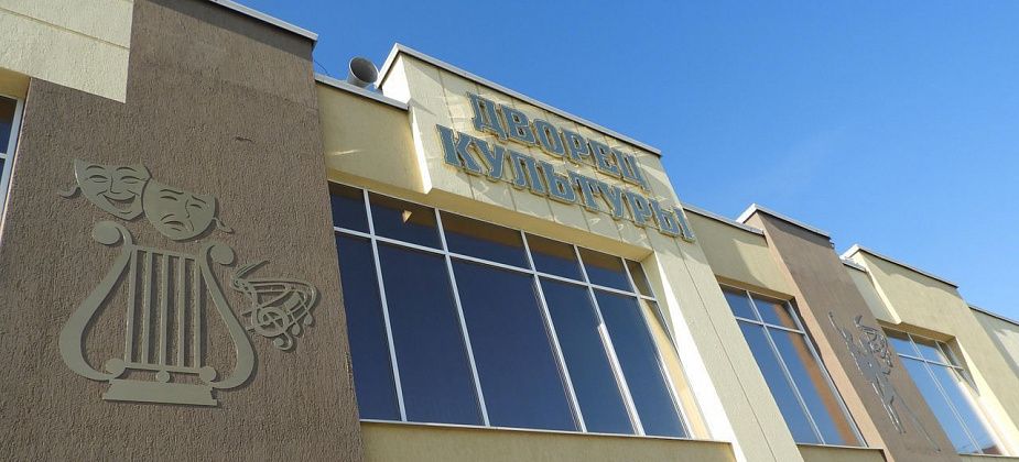 Мэр Карпинска зовет горожан на новогодние представления в ГДК