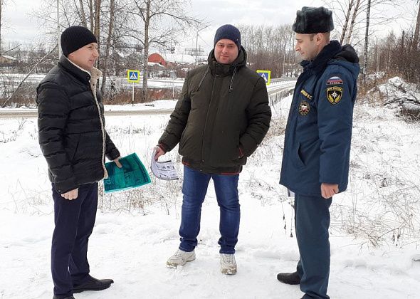 Пожарные напоминают карпинцам об опасности тонкого льда