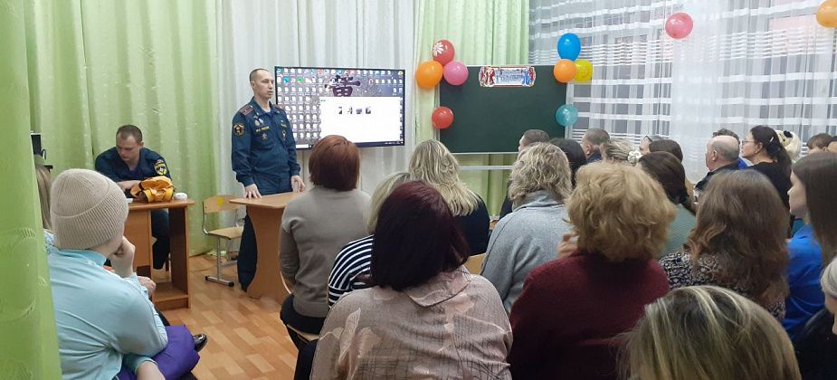 В школе №10 прошел противопожарный семинар: учились пользоваться масками и огнетушителем