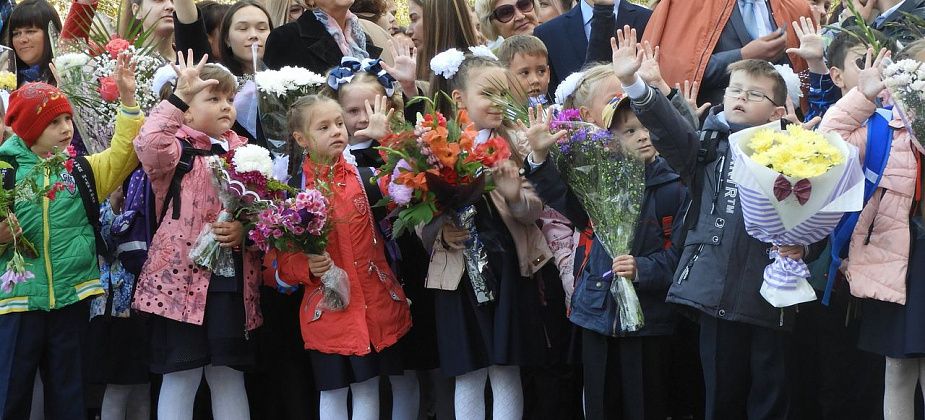 Сотни карпинских детей впервые пришли в школу, где будут получать новые знания на протяжении следующих 9-11 лет