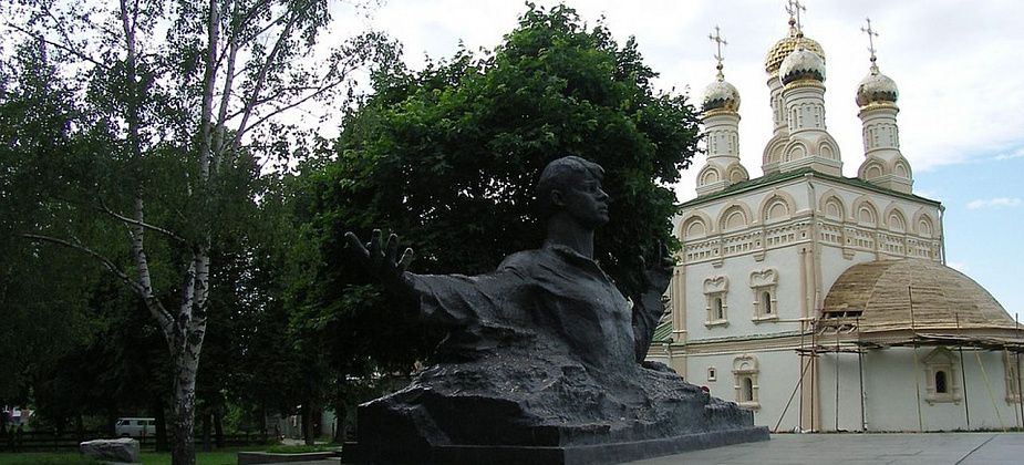 Карпинцев приглашают на моноспектакль «Знакомый ваш Сергей Есенин»