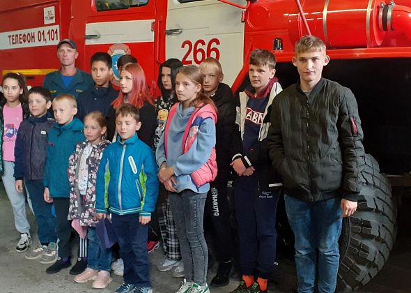 Карпинские пожарные провели экскурсию для ребят из Социально-реабилитационного центра