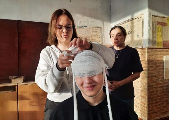 Спасатели Карпинска провели мастер-класс для школьников по отработке навыков в экстренных ситуациях