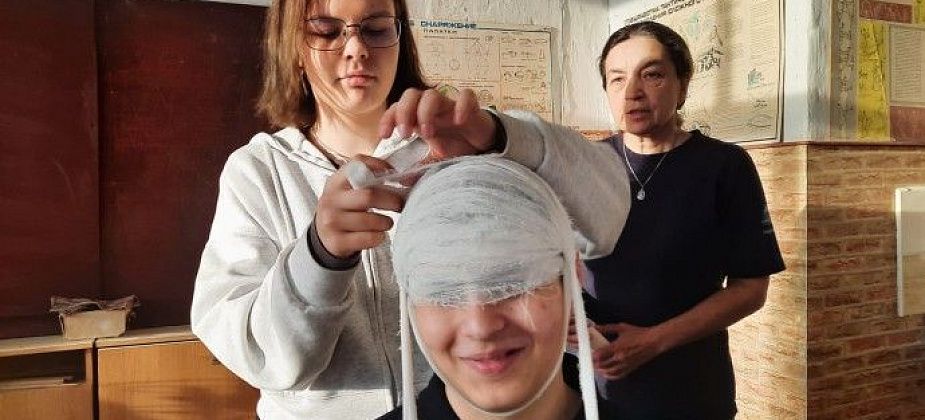 Спасатели Карпинска провели мастер-класс для школьников по отработке навыков в экстренных ситуациях