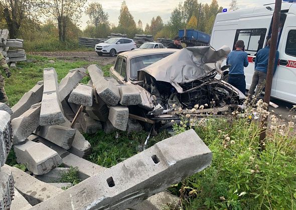 В Волчанске «Волга» врезалась в бетонные шпалы. Есть пострадавшие