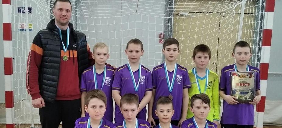Молодые карпинцы взяли «бронзу» на окружном Первенстве по мини-футболу